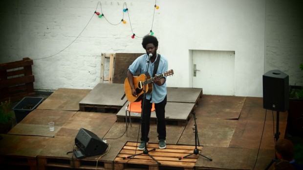 Michael Kiwanuka live bei der FluxFM BBQ Session (Foto: Nina Maul)
