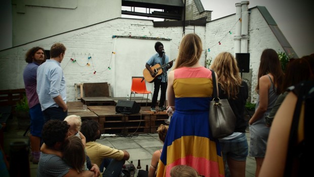 Michael Kiwanuka live bei der FluxFM BBQ Session (Foto: Nina Maul)