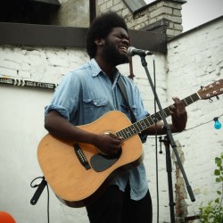 Michael Kiwanuka live bei der FluxFM BBQ Session (Foto: Nina Maul)