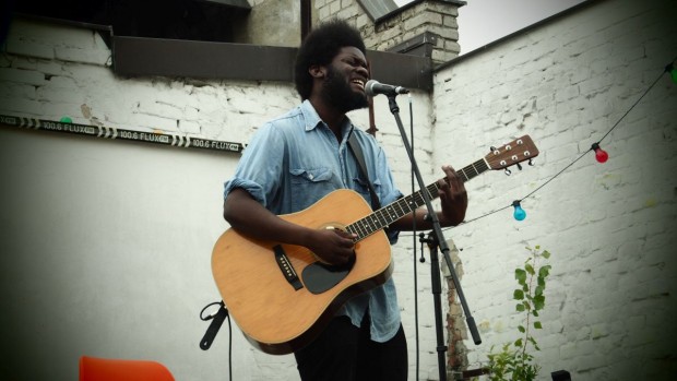 Michael Kiwanuka live bei der FluxFM BBQ Session (Foto: Nina Maul)