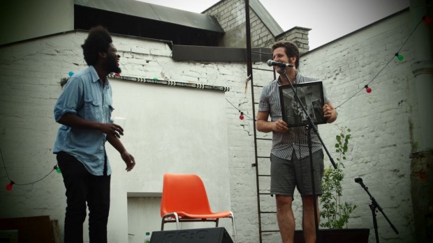 Michael Kiwanuka (li.) mit FluxFM-Musikchef Ueli Haefliger (Foto: Nina Maul)