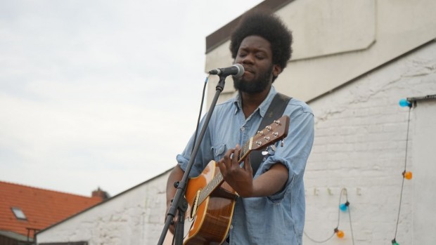 Michael Kiwanuka live bei der FluxFM BBQ Session (Foto: Fabian Broicher)
