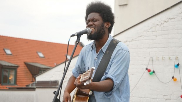 Michael Kiwanuka live bei der FluxFM BBQ Session (Foto: Fabian Broicher)
