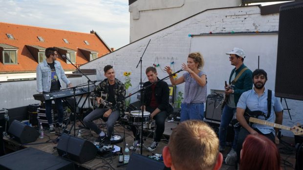 Die Arkells mit Fluxie Katia Berg vor dem MorningShowcase (Foto: Sophie Euler)