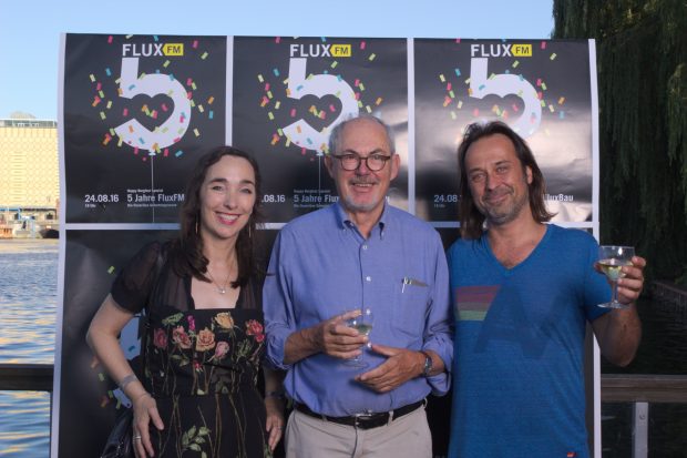 FluxFM-Gründer Mona Rübsamen und Markus Kühn mit Dr. Hans Hege, der ehemalige Chef der Landesmedienanstalt, der FluxFM die Frequenz gab.