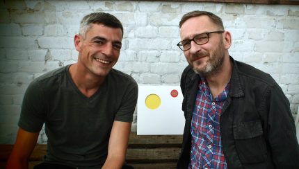 Justus Köhncke (r.) und Mathi mit der neuen Platte (Foto: R. Kranz)