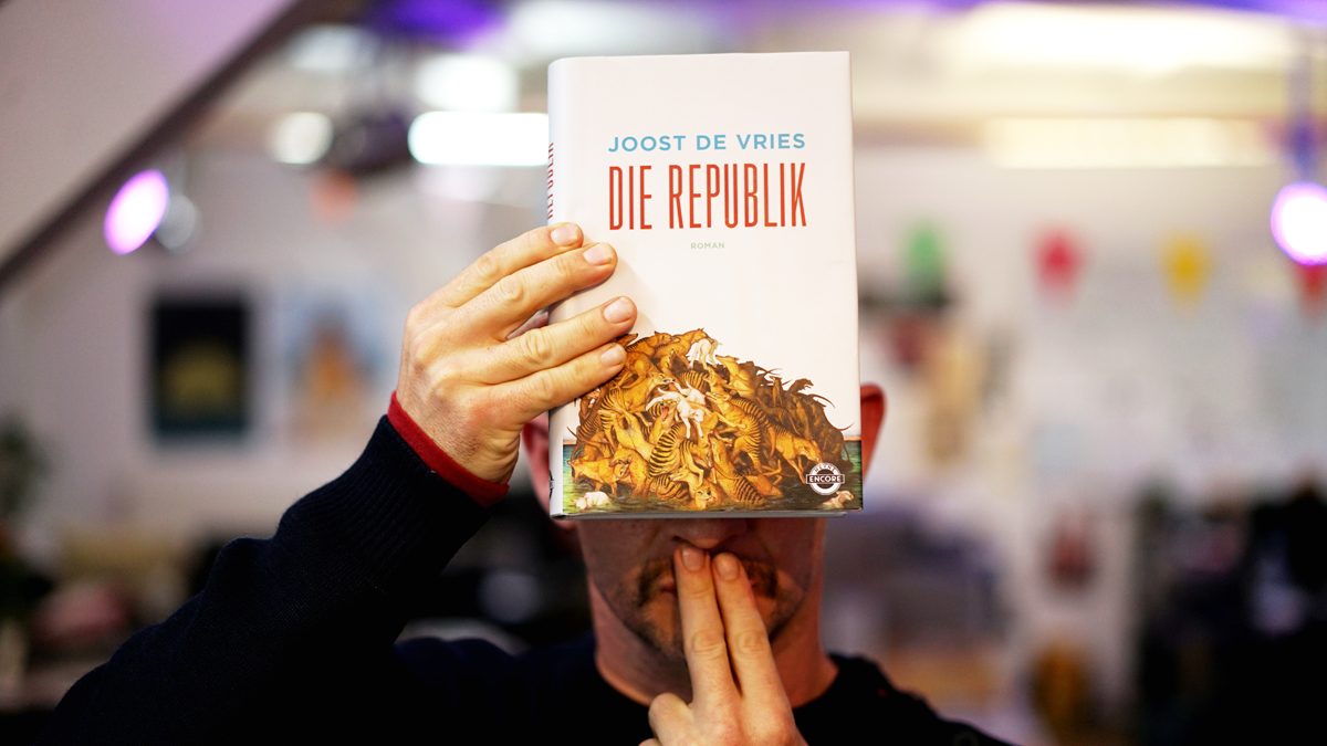 Joost de Vries – Die Republik | Lesen und lesen lassen » FluxFM - Die