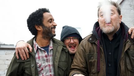 Elbow-Bassist Pete Turner (li.), Photobomber Winson (m.) & Elbow-Sänger Guy Garvey (r.) (Foto: Nina Maul)