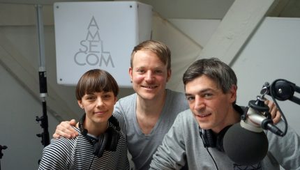 Tanja (l.) und Andreas (M.) von Amselcom mit Mathi (Foto: Nina Maul)