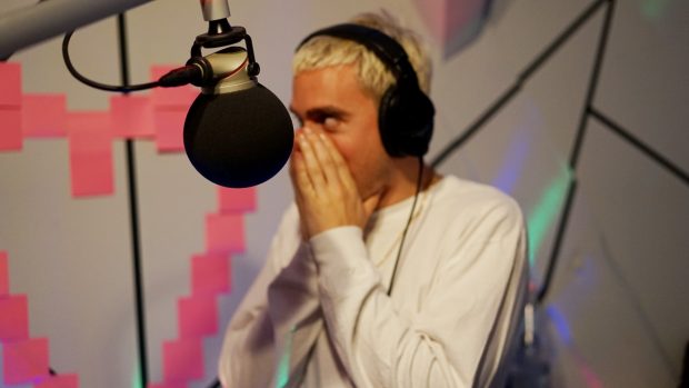 Beim Musikquiz war Maurice angespannter als FluxFM-Hörer Max am Telefon. (Foto: Sophie Euler)