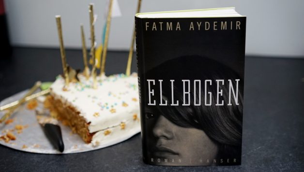 Fatma Aydemir - Ellbogen (Foto: Sophie Euler)