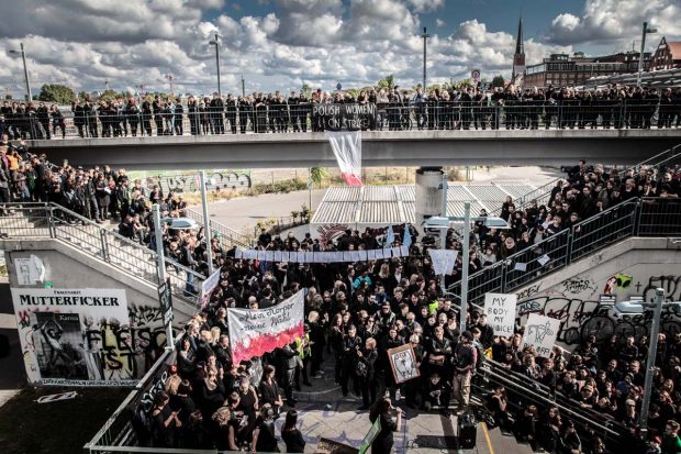 Schwarzer Montag Demo in Berlin, 3.10. Polnische Frauen Streik (Foto: Oliver Feldhaus)
