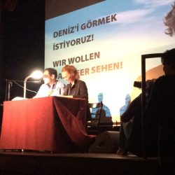 Daniel-Dylan Böhmer und Doris Akrap lesen eine gekürzte Fassung des Haftprotokolls vor. (Foto: Jasmin Kröger)