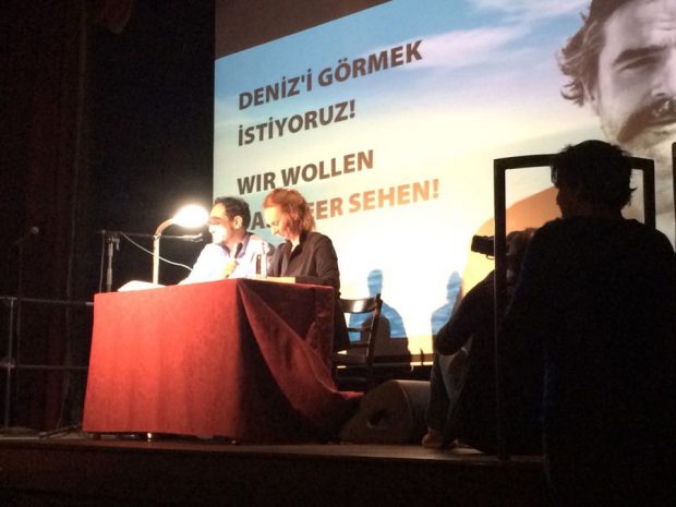 Daniel-Dylan Böhmer und Doris Akrap lesen eine gekürzte Fassung des Haftprotokolls vor. (Foto: Jasmin Kröger)