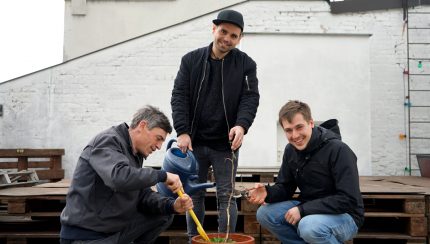 Bis zum Festival blüht da garantiert was: Mathi (l.) mit Click|Click und Flo von Wilde Möhre (Foto: Nina Maul)