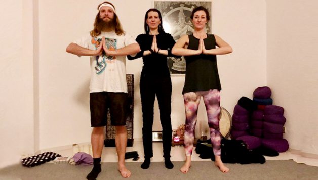Martin Gertz, Yoga-Lehrerin Charlotte und Aysche Wesche beim Schwarzen Yoga