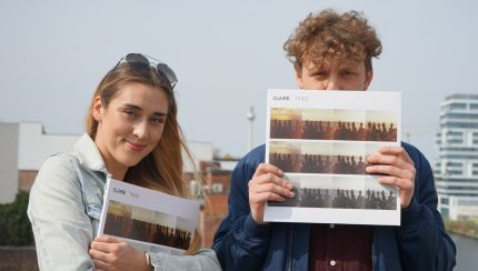 Josie und Florian freuen sich über die neuen Vinyls (Foto: Constanze Kaul)