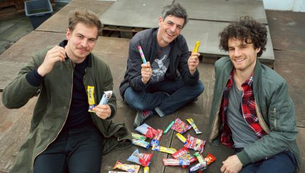 Clubsandwich-Host Mathi Weck (M.) mit Rene und Aljoscha von Snacks - Samstag ab 21 Uhr On Air (Foto: Nina Maul)