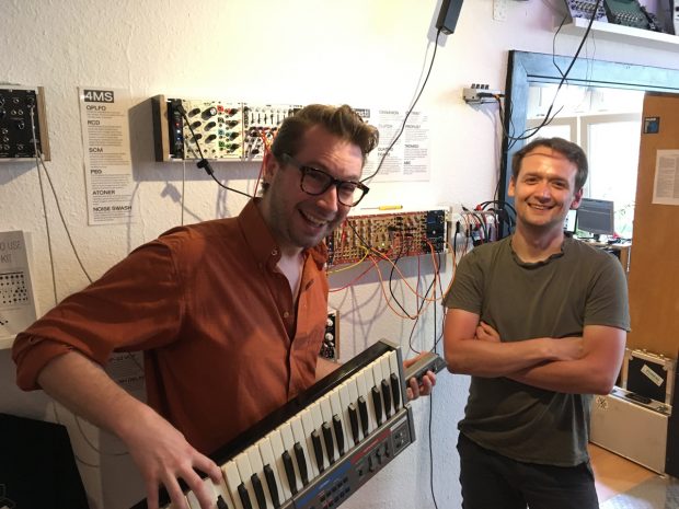Die Elektrobastler Walter und Robert von Common Ground (Foto: Aysche Wesche)