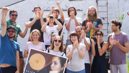 Viel Freunde beim FluxFM Team und Alice Merton über die Goldene Schallplatte "No Roots" (Foto: Sophie Euler)