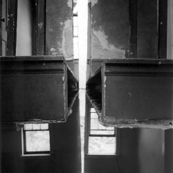 Gordon Matta Clark, Splitting, 1974, Schwarz-Weiß-Fotografie, © Courtesy of the Estate of Gordon Matta-Clark und Galerie Thomas Schulte 