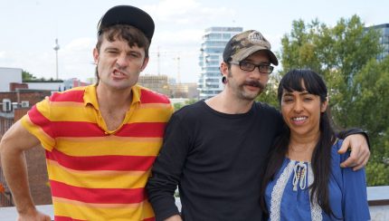 Nick und Sarah von Manuela zusammen mit Produzent Sebastian (Foto: Sophie Euler)