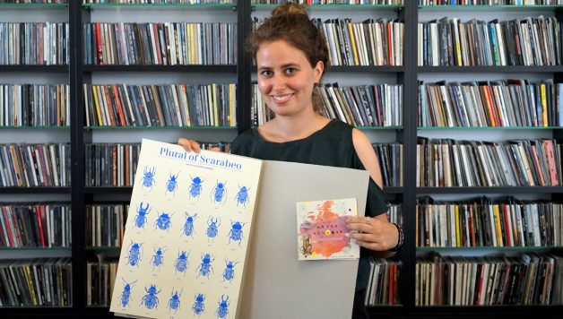 Marie erstellt und gestaltet nicht nur Mixtapes, sondern auch Prints mit blauen Käfern (Foto: Nina Maul)
