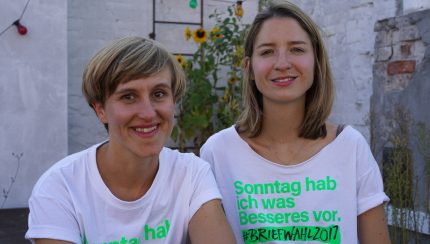 Nadine Brömme und Elena Mertel von der #briefwahl2017-Kampagne (Foto: Marcus Latton)