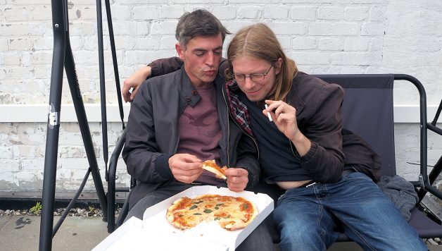 Siriusmo (r.) und Moderator Mathi Weck schlemmen das Clubsandwich am Samstag (Foto: Nina Maul)