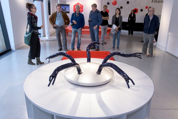 Was sich hinter diesem Objekt versteckt, erklärt die Kuration beim Walk & Talk (Bild: Ars Electronica)