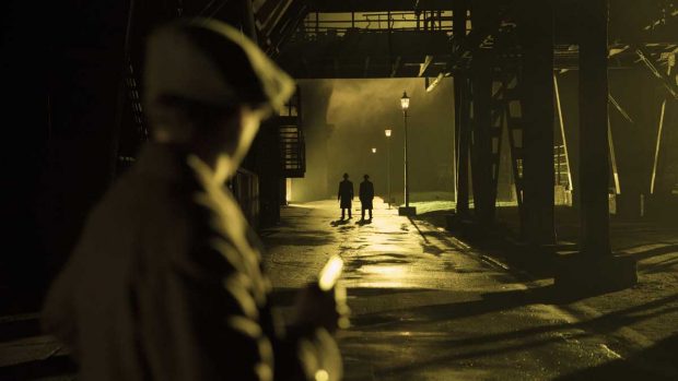 Gereon Rath (VOLKER-BRUCH) mit Wolter-(PETER-KURTH) (Bild:Frédéric Batier / X Filme 2017 )