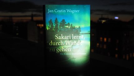 Sakari, Wände, Jan Costin Wagner, Kimmo Joentaa