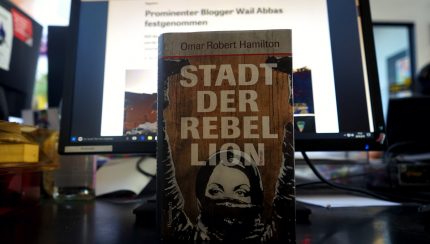 Lesen und lesen lassen: Omar Robert Hamilton - Stadt der Rebellion (Foto: Jakob Mummert)