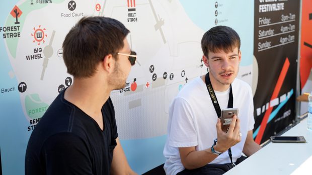 FluxFM-Redakteur Daniel Meinel im Interview mit Rex Orange County (Foto: Ann-Kathrin Canjé)