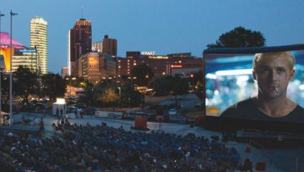 Freiluftkino Berlin, auf Leinwand Ryan Gosling und auf de Boden in Liegestühlen die Zuschauer, Yorck Sommerkino Kulturforum Potsdamer Platz - Arthousefilm Festival Berlin