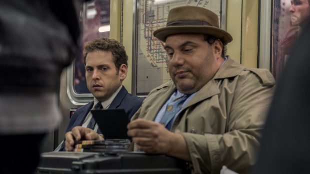 Statt mit Geld kann in der Realität von Maniac auch durchs Zuhören für die Öffis gezahlt werden. Werbeeinsprecher begleiten dabei die Fahrt. | Quelle: Michele K. Short / Netflix
