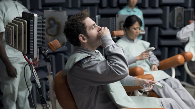 Vor dem Experiment müssen die Probanden Pillen schlucken. | Quelle: Michele K. Short / Netflix