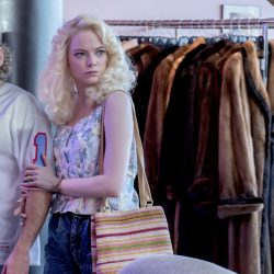 Emma Stone (r.) und Jonah Hill zeigen sich Wandlungsfähig. Mal als White-Trash-Paar ... . | Quelle: Michele K. Short / Netflix