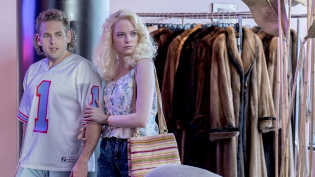 Emma Stone (r.) und Jonah Hill zeigen sich Wandlungsfähig. Mal als White-Trash-Paar ... . | Quelle: Michele K. Short / Netflix