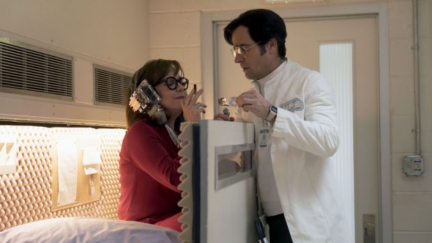 Auch Oscarpreisträgerin Sally Field (l.) ist dabei - genauso wie Justin Theroux. Sie übernehmen Rollen im Forscherteam. | Quelle: Michele K. Short / Netflix