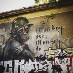 "Monkey see, monkey do" von Herakut