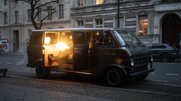 In "Dogs Of Berlin" wird scharf geschossen. | Quelle: Sergio Belinchon / Netflix