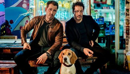 Felix Kramer (l.) und Fahri Yardım übernehmen in "Dogs of Berlin" die Ermittlungen. | Quelle: Katja Kuhl / Netflix