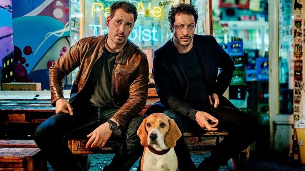 Felix Kramer (l.) und Fahri Yardım übernehmen in "Dogs of Berlin" die Ermittlungen. | Quelle: Katja Kuhl / Netflix