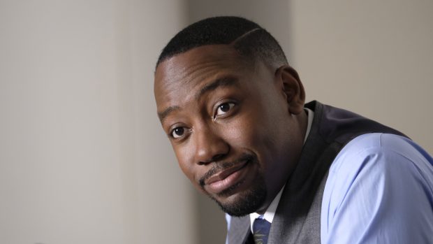 Lamorne Morris spielt einen Glücksritter, der das Silicon Valley erobern will (Quelle: National Geographic/Bettina Strauss)