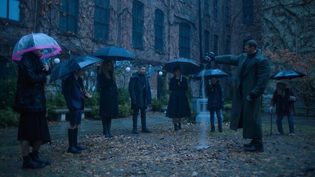 Jahrelang waren die Umbrella-Kids getrennt, als Erwachsene bringt sie der Tod ihres Adoptivvaters wieder zusammen. Gemeinsam müssen sie die Welt retten. (Quelle: Netflix)
