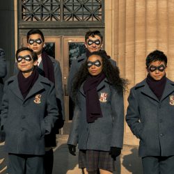 Ein paar dieser Kids wurden von Sir Reginals Hargreaves adoptiert und bilden die Umbrella Academy. (Quelle: Christos Kalohoridis/Netflix)