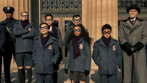 Ein paar dieser Kids wurden von Sir Reginals Hargreaves adoptiert und bilden die Umbrella Academy. (Quelle: Christos Kalohoridis/Netflix)