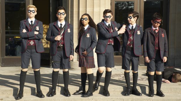 Eine Superhelden-Truppe mit teils kuriosen Fähigkeiten, darunter Zeitreisen, Gespräche mit Toten und Lügen, die die Realität verändern. (Quelle: Christos Kalohoridis/Netflix)