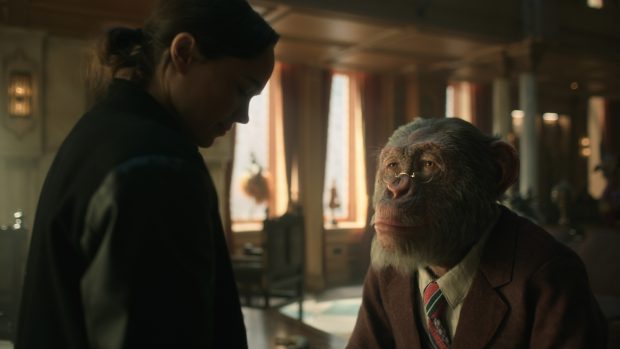 Vanya (Ellen Page), das siebte und laut Adoptivvater Reginald Fähigkeitslose Umbrella-Kind, zusammen mit Dr. Phinneus Pogo, einem genmaipulierten Affen und Freund der Familie. (Quelle: Netflix)